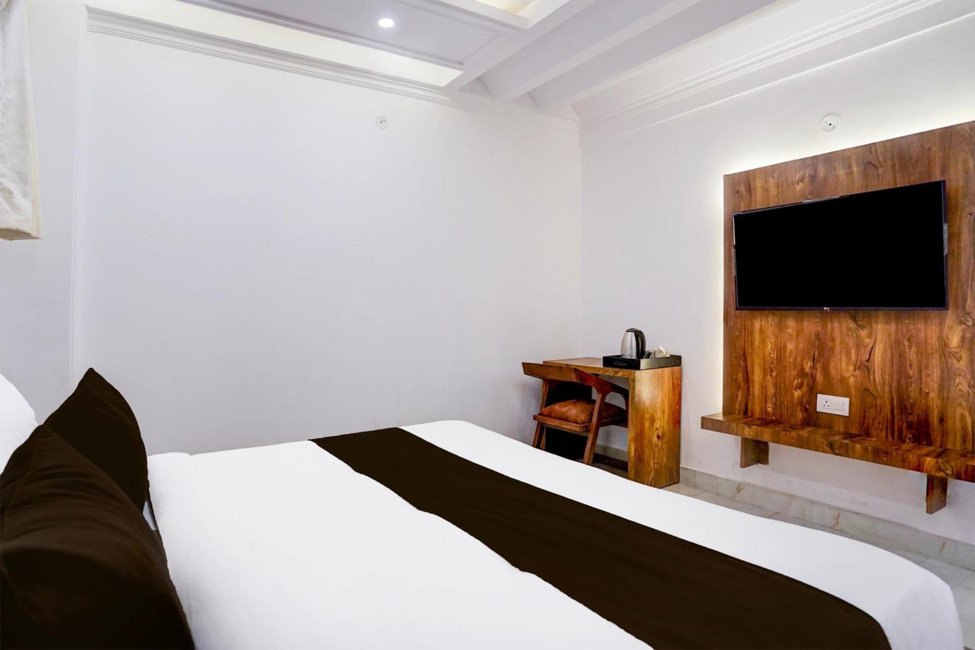 Townhouse Hotel Grand Emporio By Sbg Near Vaishali Metro Station ガーズィヤーバード エクステリア 写真