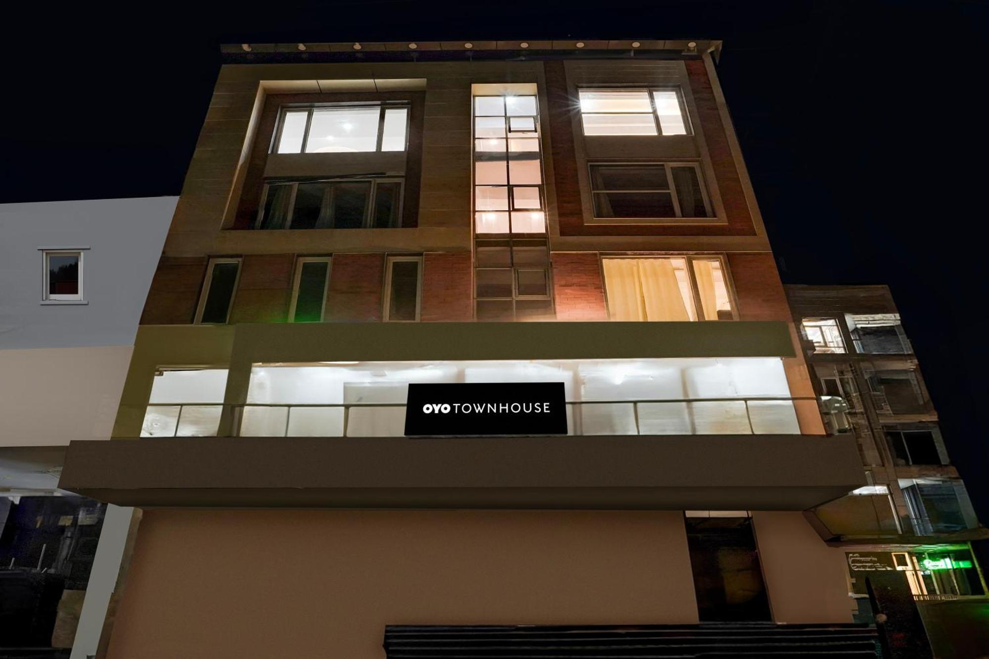 Townhouse Hotel Grand Emporio By Sbg Near Vaishali Metro Station ガーズィヤーバード エクステリア 写真