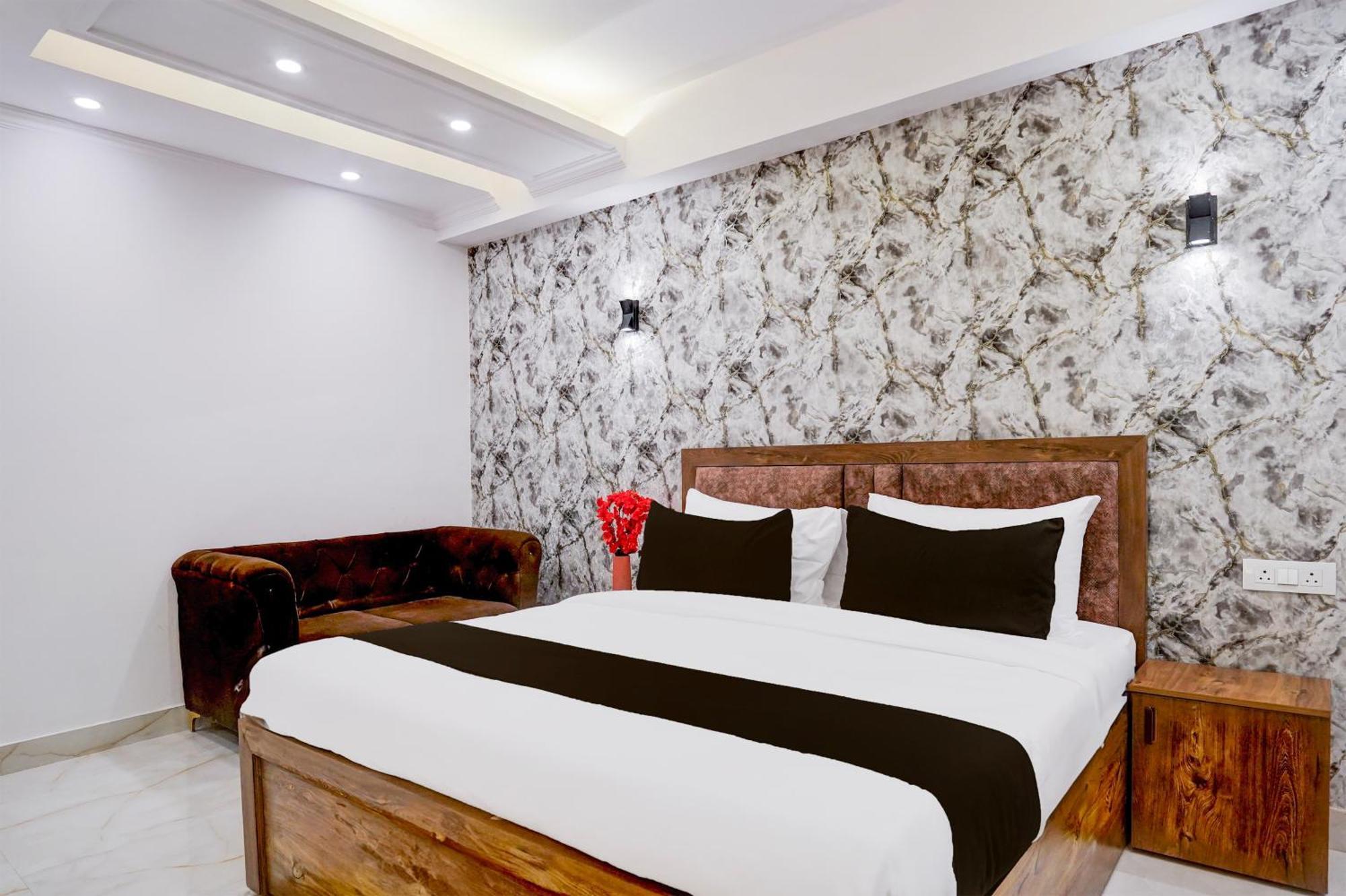 Townhouse Hotel Grand Emporio By Sbg Near Vaishali Metro Station ガーズィヤーバード エクステリア 写真