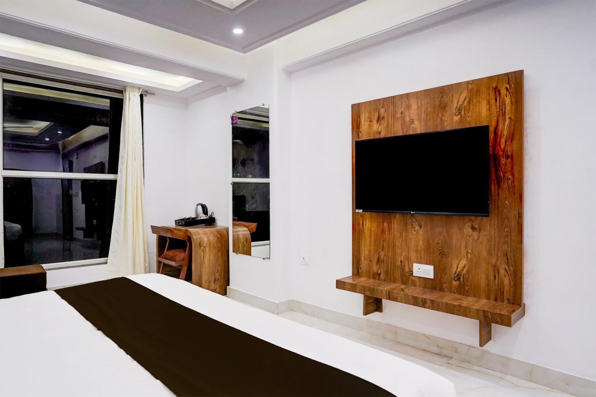 Townhouse Hotel Grand Emporio By Sbg Near Vaishali Metro Station ガーズィヤーバード エクステリア 写真