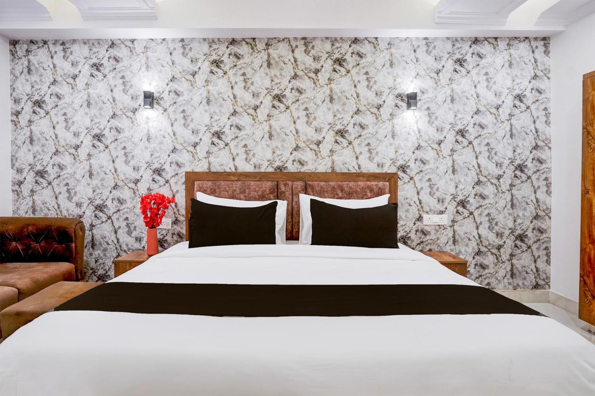 Townhouse Hotel Grand Emporio By Sbg Near Vaishali Metro Station ガーズィヤーバード エクステリア 写真