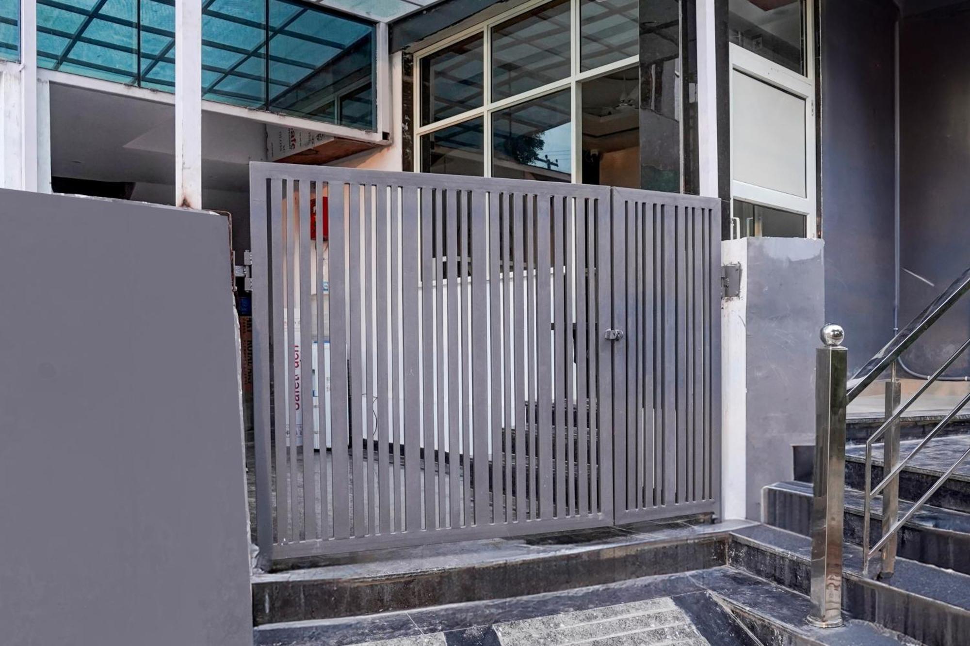 Townhouse Hotel Grand Emporio By Sbg Near Vaishali Metro Station ガーズィヤーバード エクステリア 写真