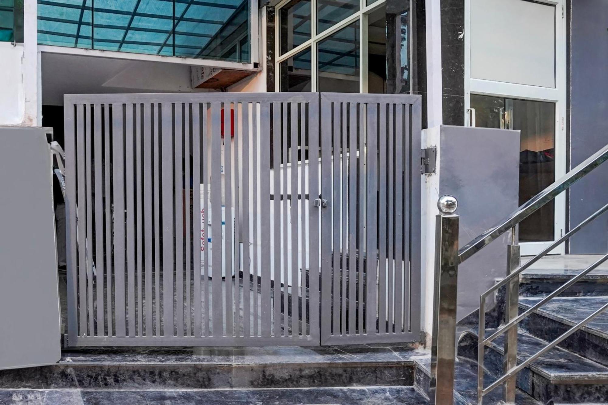 Townhouse Hotel Grand Emporio By Sbg Near Vaishali Metro Station ガーズィヤーバード エクステリア 写真