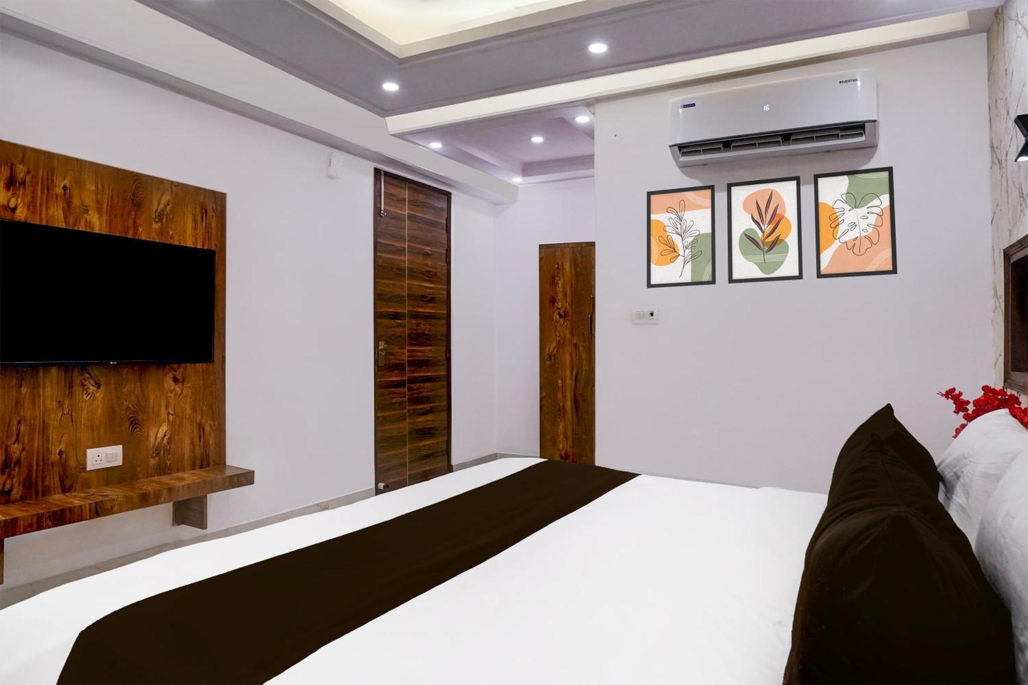 Townhouse Hotel Grand Emporio By Sbg Near Vaishali Metro Station ガーズィヤーバード エクステリア 写真